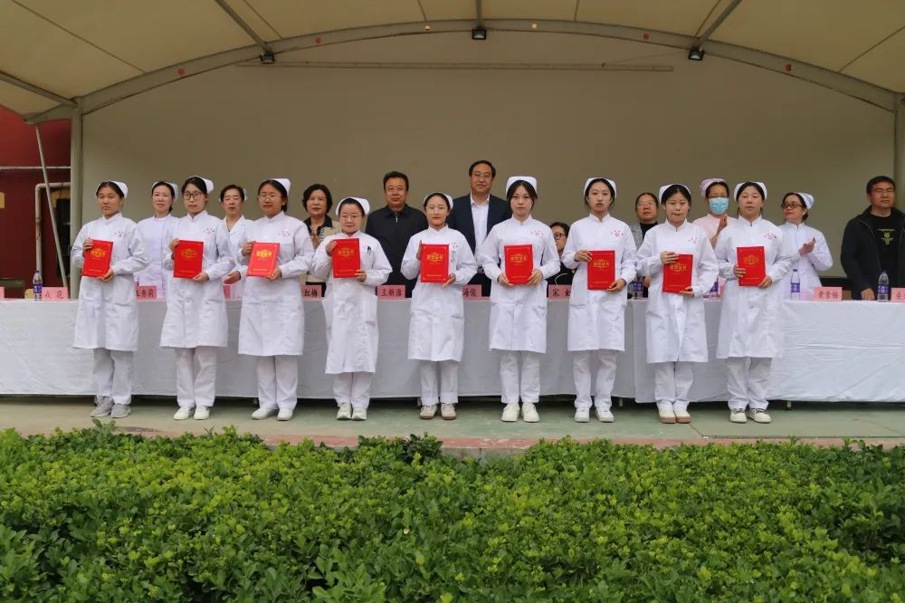 我校隆重举行“庆祝5.12国际护士节暨表彰大会”